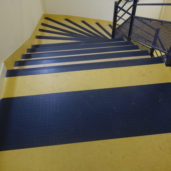 ECOLE-SAINT-URSULE-CHATEAU-GONTIER-SOL-PVC-POUR-ESCALIER-ET-SALLE-DE-CLASSE-3 ECOLE-SAINT-URSULE-CHATEAU-GONTIER-SOL-PVC-POUR-ESCALIER-ET-SALLE-DE-CLASSE-3