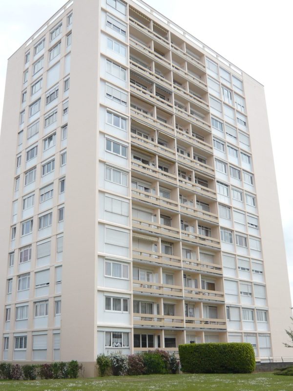 IMMEUBLE-LE-MONTMORENCY-A-LAVAL-RAVALEMENT-DECORATIF-3