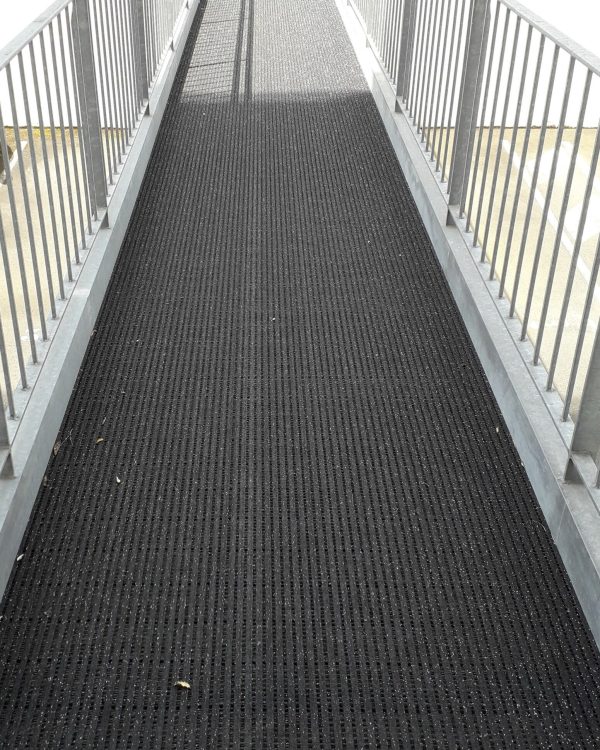 REVETEMENT-ANTIDERAPANT-SUR-PASSERELLE-A-LAVAL-1 REVETEMENT-ANTIDERAPANT-SUR-PASSERELLE-A-LAVAL-1